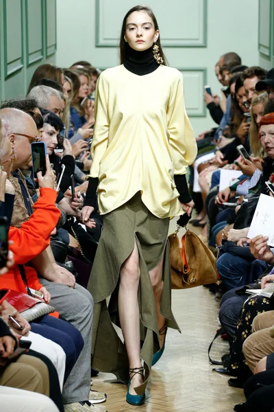 Look 10